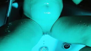 Skinny amie baise avec moi dans la baignoire