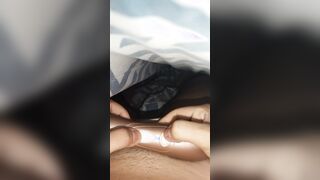 Masturbándome a escondidas de mi familia debajo de las sabanas