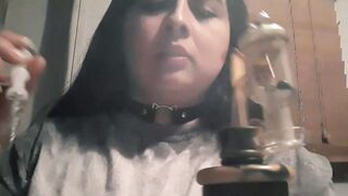 Dab Sesh with Arab BBW Flashing her Hooters + Coughing Bondage