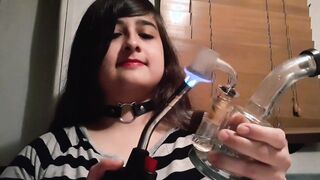 Dab Sesh with Arab BBW Flashing her Hooters + Coughing Bondage