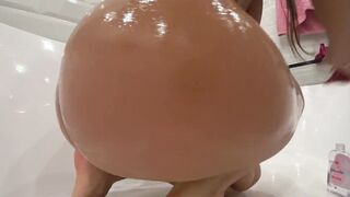 Обливаю Себя и Свою Киску Маслом в Ванной