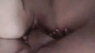 Elle prend la bite dans son cul