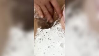 Godo a toccarmi e ad infilarmi una bomboletta di deodorante