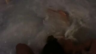 Du Sexe dans le jacuzzi en montagne