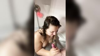 DARK HAIR DEEPTHROATS DICK WITH CUMMED