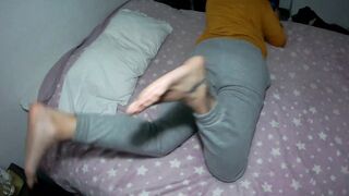 Look at my foot while I ignore you !!