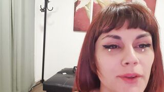 Me meto una botella de fernet por la concha y el culo