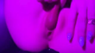 Девственница снимает своё первое соло видео и кончает