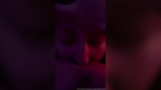 Lazy women eats cunt into bed!