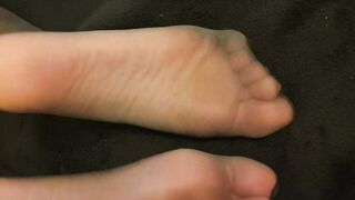 My fiance has come home from the gym and has sweaty foot into tights and is giving me a toejob