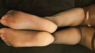 My fiance has come home from the gym and has sweaty foot into tights and is giving me a toejob