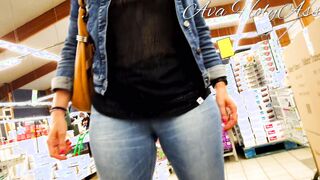 cougar exhibe ses seins dans un magasin