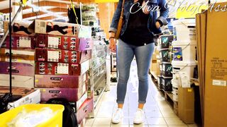 cougar exhibe ses seins dans un magasin
