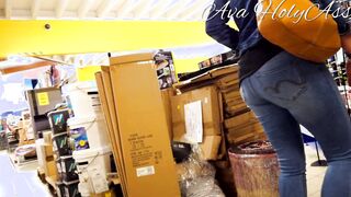 cougar exhibe ses seins dans un magasin