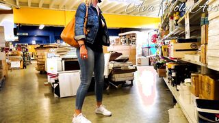 cougar exhibe ses seins dans un magasin
