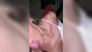 Mature assoifée de sperme dans un club échangiste se propose d'avaler le foutre