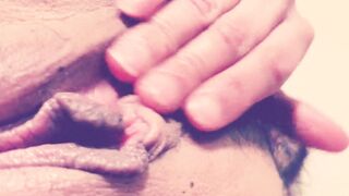 ¡Mi tía se graba masturbándose en su cama mientras mi tío está en el baño y no se da cuenta!
