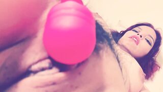 ¡Mi tía se graba masturbándose en su cama mientras mi tío está en el baño y no se da cuenta!