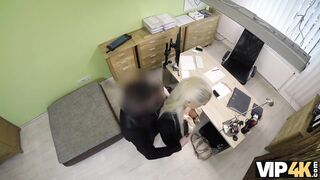 VIP4K. L'agent de prêt utilise ses pouvoirs pour séduire la beauté blonde
