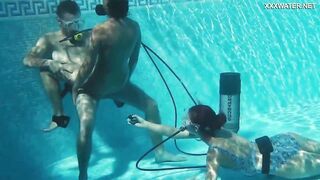 Swimming pool sexy three way with orgasms