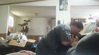 Grosse vient prendre son coup et se fait éjaculer dans sa chatte
