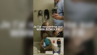 Chaude amatrice à genoux dans la salle de bain pour sucer son mec
