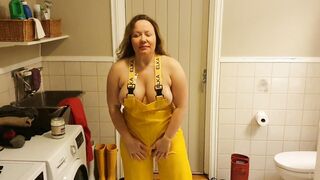 Greasing up long melons inside oil into rainpants and pvc boots
