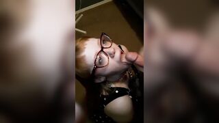 Ejac faciale sur une rousse à lunettes