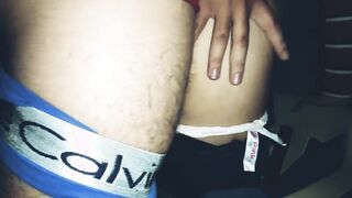 A escondidas de mi suegra me follo a su dulce hija y me vengo en sus nalgas; ¡por poco y