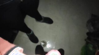 A escondidas follando en la cocina y en el baño mientras mi suegra se rasca el culo en su cuarto