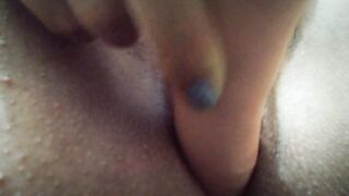 Mi primera vez con un VIBRATOR, Froto mi toy a escondidas en el baño /My first time with a VIBRATOR