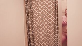 Amber Blunt Fucks and Blows a Big Vibrator into the Shower