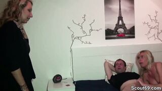 Sie erwischt ihre Schwester beim Ficken und fickt mit