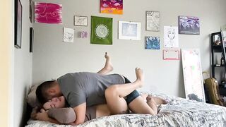 Jeune couple bouillant baise habillé en sextape