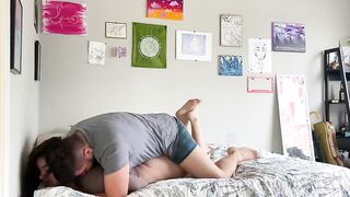 Jeune couple bouillant baise habillé en sextape