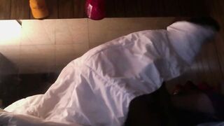 Nana au gros cul se tape un africain tout mince sous la couette
