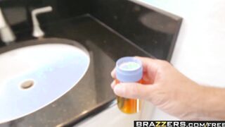 Brazzers - Mommy Get Hooters - Elexis Monroe and Sean