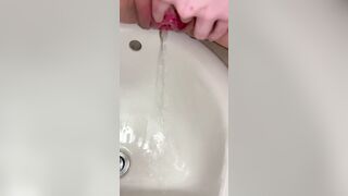 Controlled piss in sink