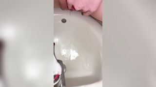 Controlled piss in sink