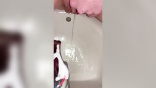 Controlled piss in sink