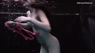 See sexiest girls swim nude into the pool