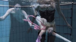 See sexiest girls swim nude into the pool