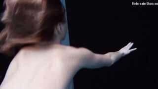 See sexiest girls swim nude into the pool