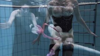 See sexiest girls swim nude inside the pool