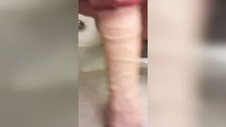 Je me branle dans la salle de bain