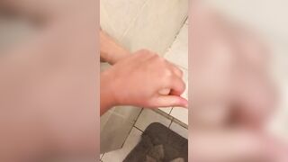 Je me branle dans la salle de bain