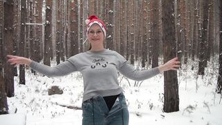 Goddess Outdoors Peeing inside the Forest / Snowfall