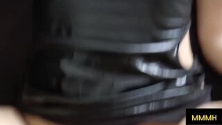 Une belle brune percée en rubber me chevauche ma bite