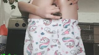 Morning Masturbation into the Kitchen / Squirt Orgasm