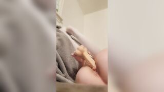 I make myself squirt while I view porn on my phone ! beauty chick close up squirting orgasms
